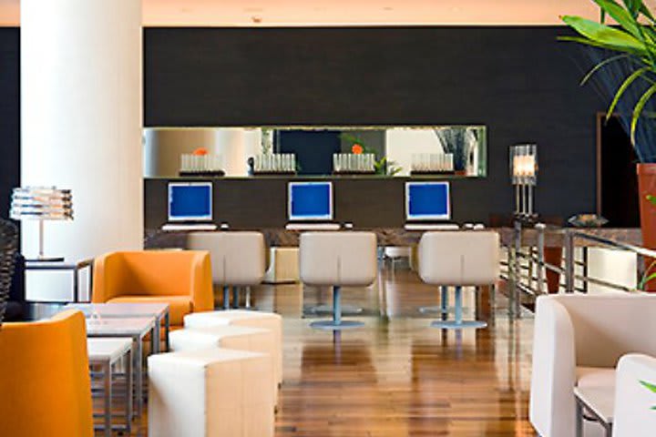 Computadoras con internet en las instalaciones del Ibis World Trade Centre Dubai