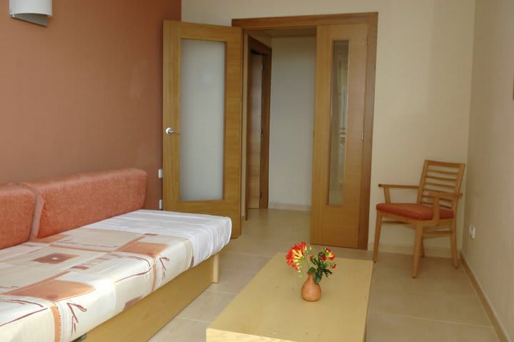 Fiesta Tanit, hotel in Sant Antoni de Portmany, has rooms with sitting area