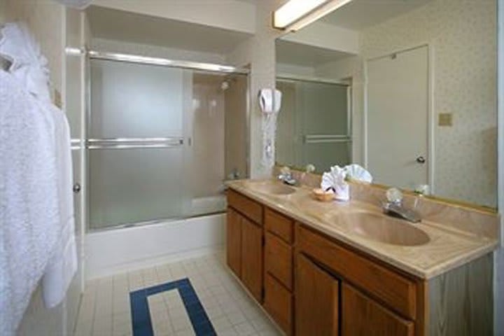 Baño de huéspedes del Francisco Bay Inn, hotel en San Francisco