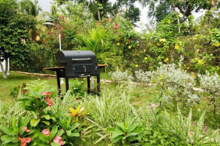 Asador en el jardín