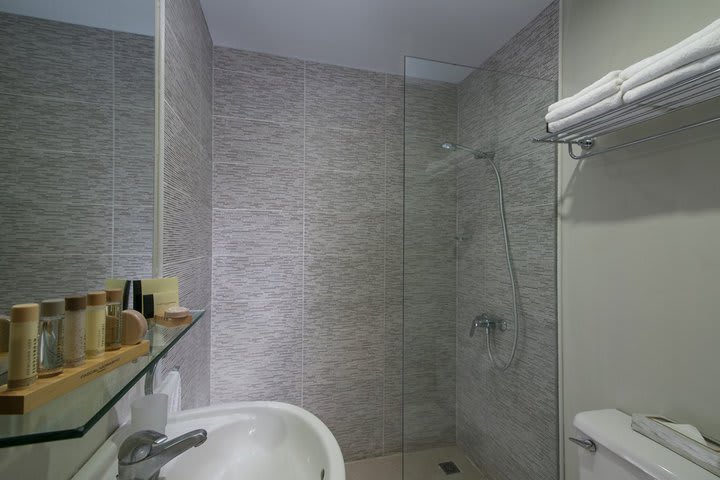 Private guest bathroom with shower