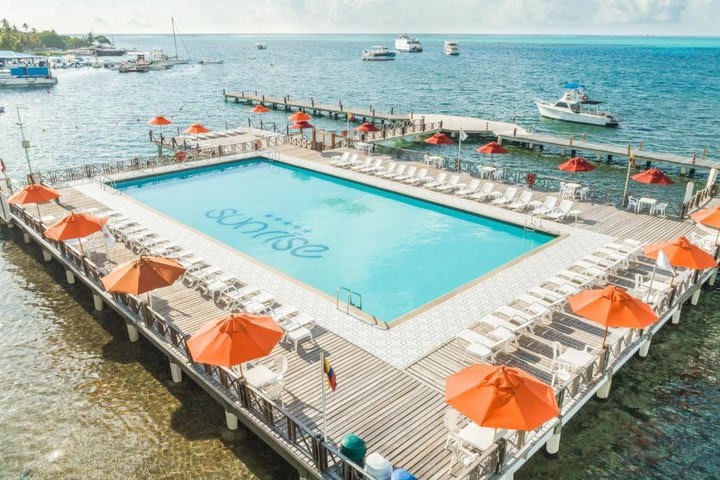 La piscina del hotel se ubica en el muelle