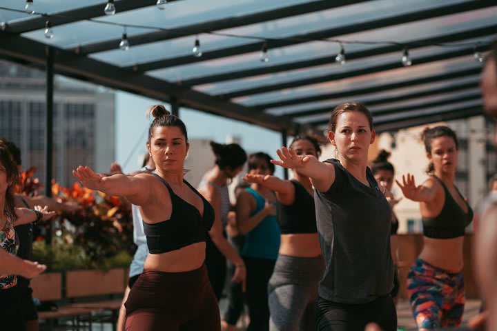 Se ofrecen clases de yoga