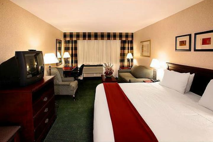 Holiday Inn Express Hotel Suites Toronto Mississauga features 92 guest rooms