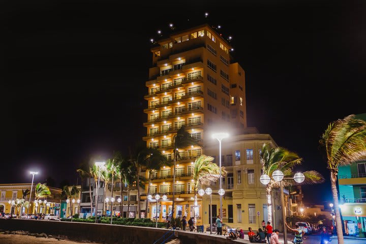 Vista nocturna del hotel