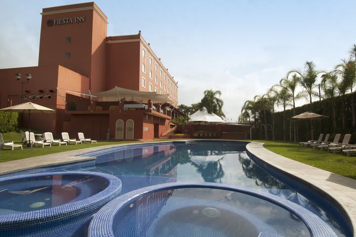 Pool with Jacuzzis at the hotel
