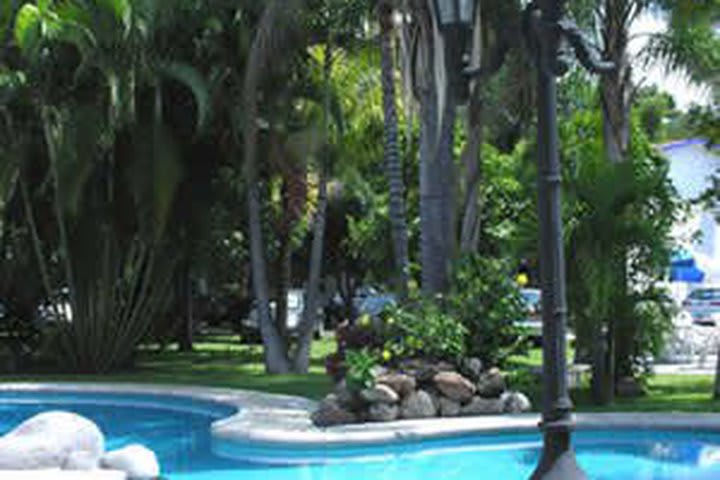 Swimming pool at Parador de Manolos hotel near Cuernavaca