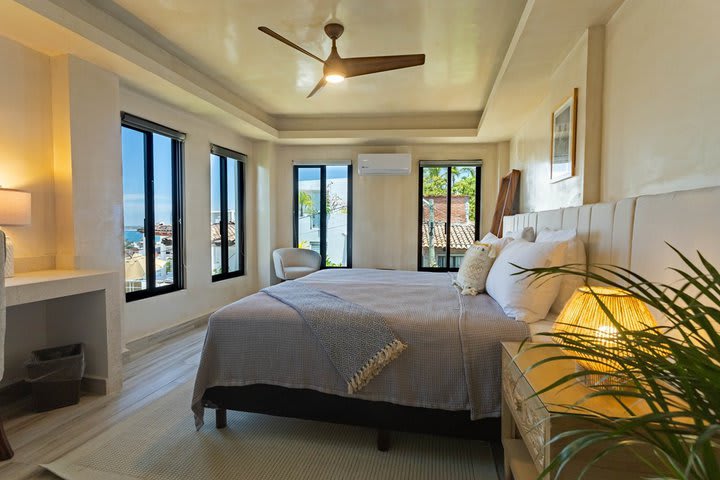 Tranquila - standard guest room with partial ocean view