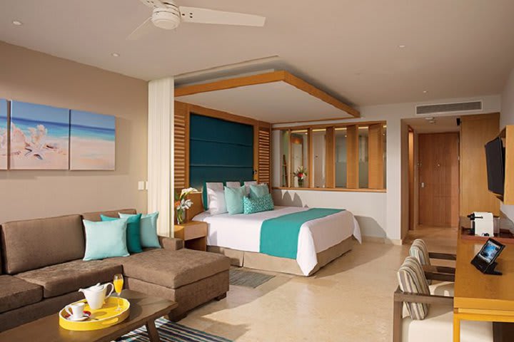 Junior Suite Pool View - King Bed