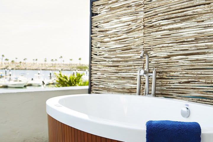 Jacuzzi en la terraza de una habitación