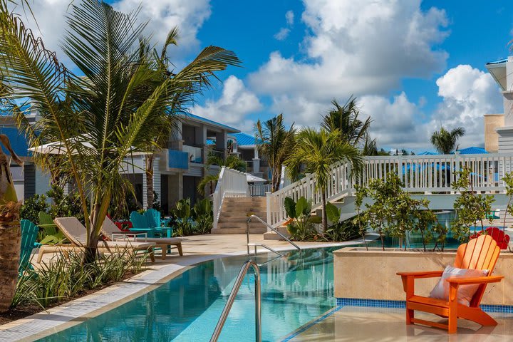 Acceso a la piscina de la villa Island Reserve swim up