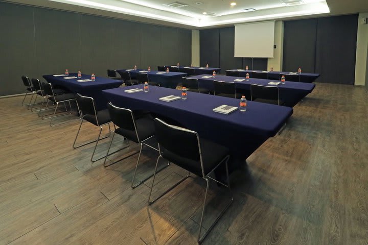 Salón de eventos con montaje tipo aula