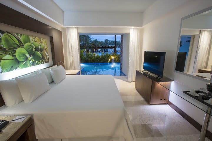 Swim-up junior suite