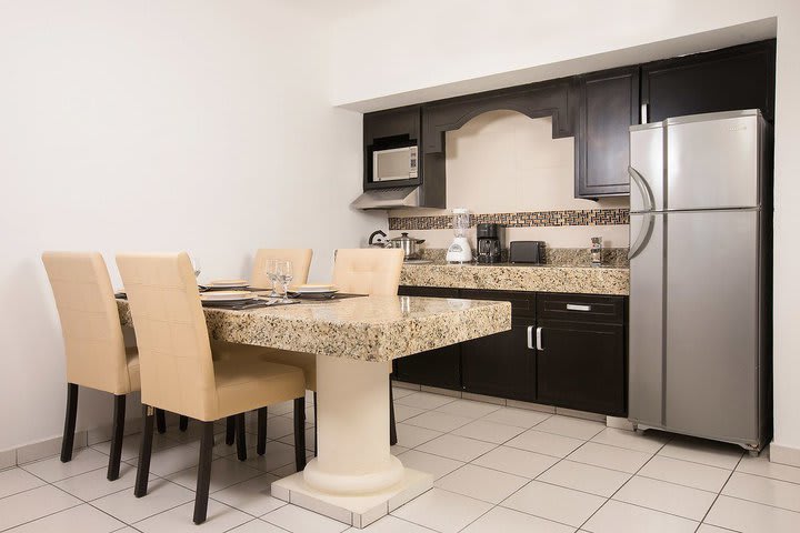 Cocina y comedor en una suite