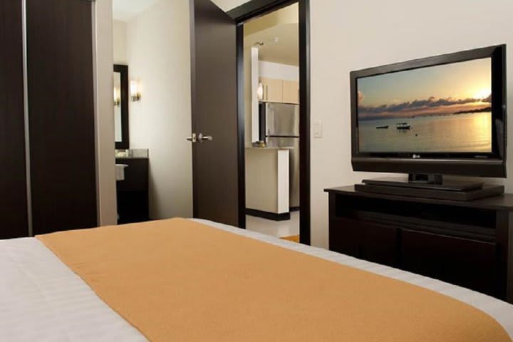 Guest room with flat-screen TV