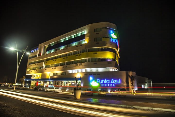 Vista nocturna de la propiedad