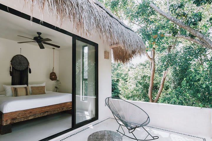 Habitación con terraza y vista al jardín tropical