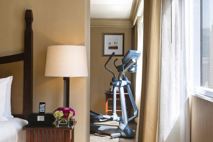 Bicicleta elíptica en una suite del hotel Wyndham Grand Riverfront en Chicago