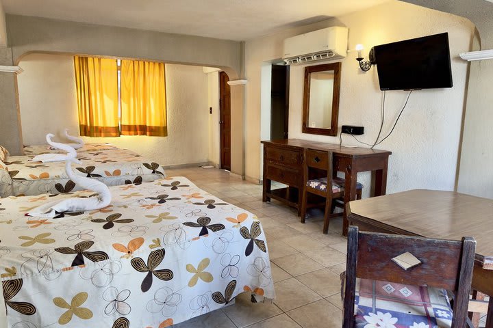 Family guest room with three beds