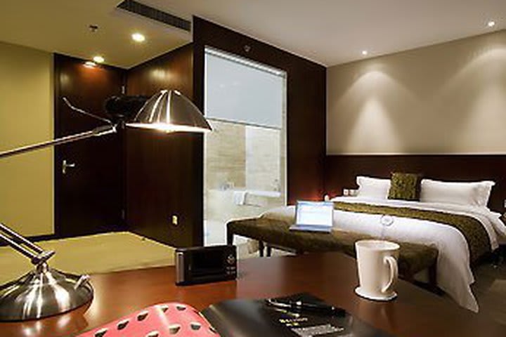 Work desk in one of the guest rooms at the Mercure Wanshang Beijing in Beijing