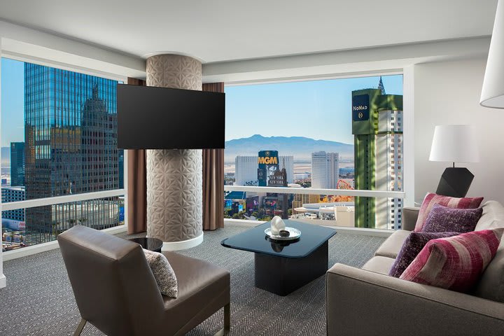 Sitting area, Corner suite The Strip view