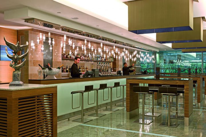 Disfruta de tu bebida favorita en el bar Perrier-Jouët del Sofitel London Heathrow