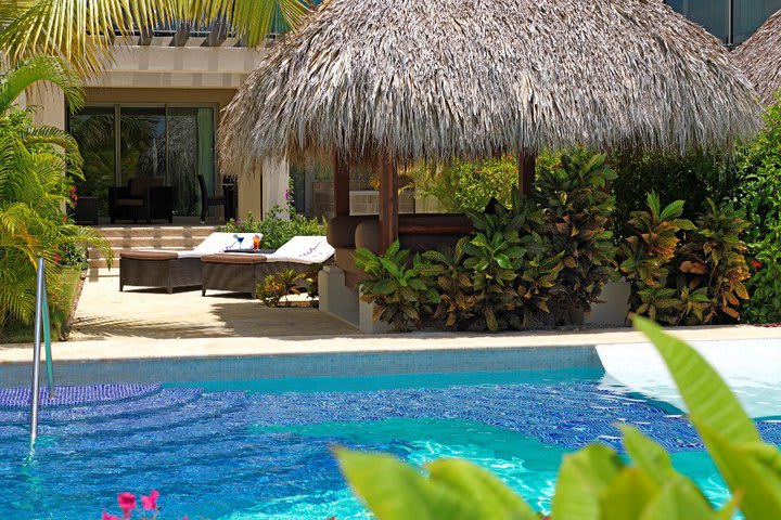 Pool of the swim-up rooms