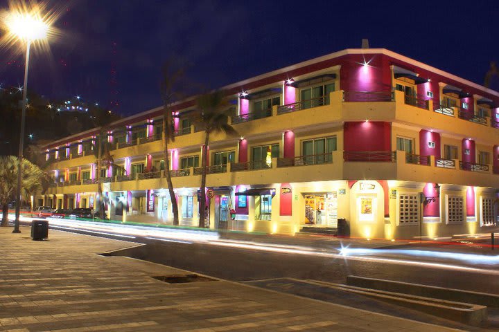 Vista nocturna del hotel