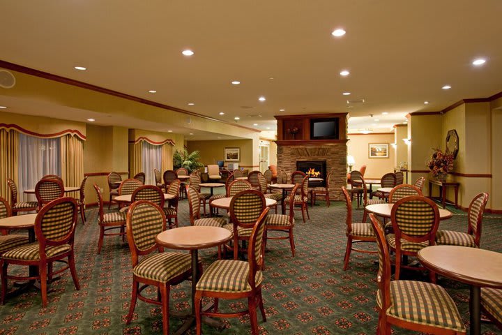 Holiday Inn Express Las Vegas South tiene un salón de desayunos