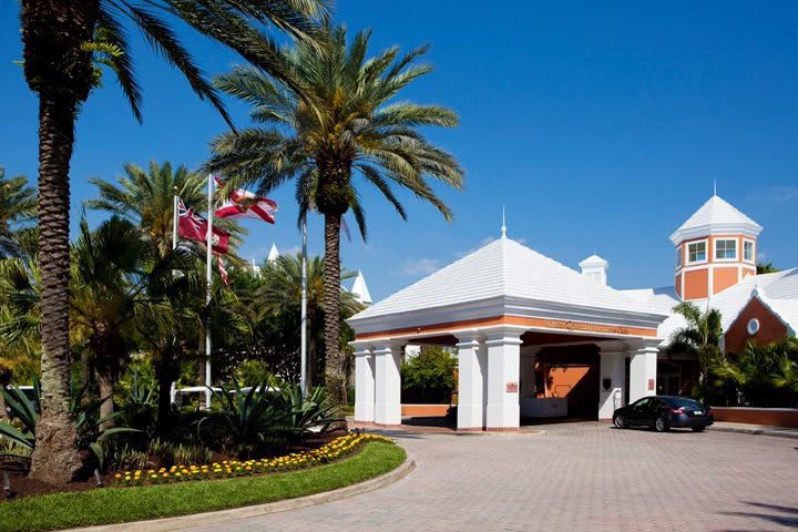 Entrance to the Hilton Grand Vacations Suites family hotel in Orlando near SeaWorld®