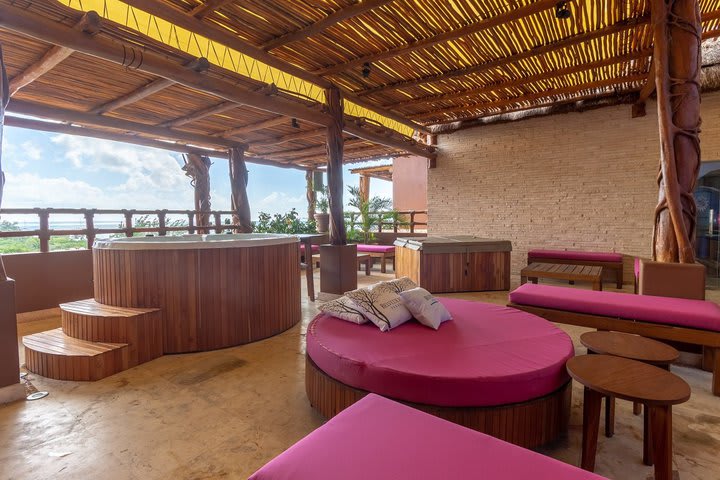 Hay jacuzzis en el Roof Top