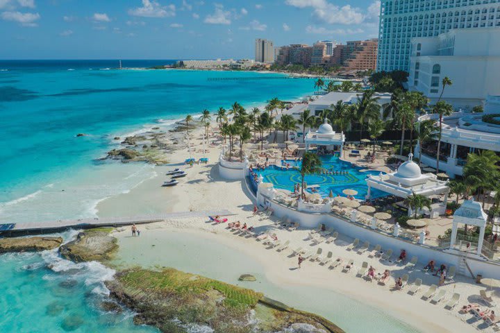 La playa del hotel cuenta con un oleaje muy tranquilo