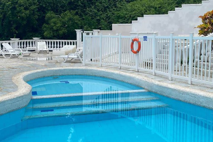 Camas de playa plegables en la piscina