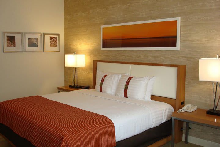 Holiday Inn San Antonio Airport ofrece 397 habitaciones y suites