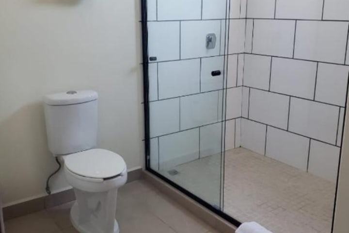 Baño privado con ducha de una habitación