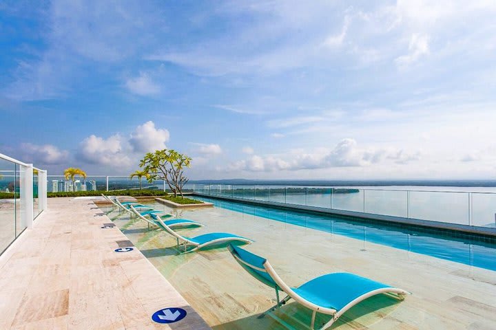 Piscina con vista  al mar y a la ciénaga