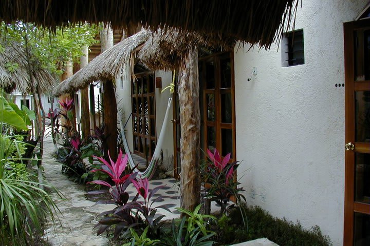 Área de descanso de las habitaciones del Hotel Kin Ha Pueblo