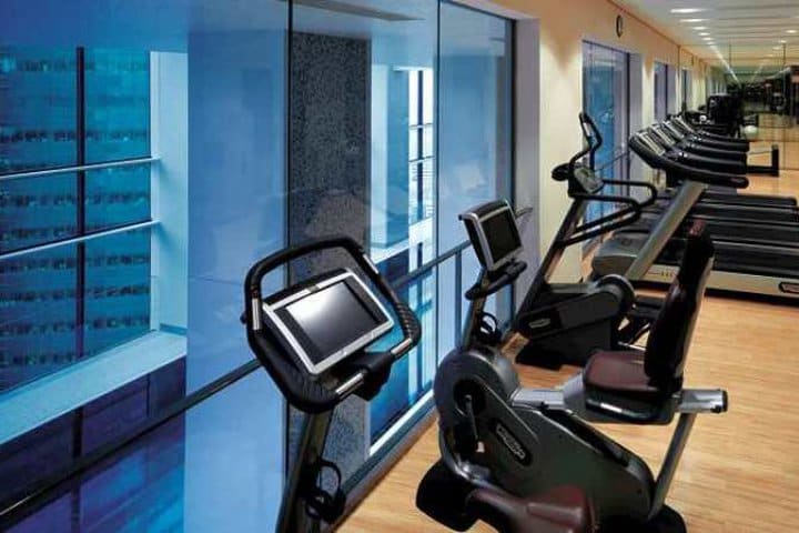 Gimnasio abierto las 24 horas del hotel Conrad en el centro de Tokio