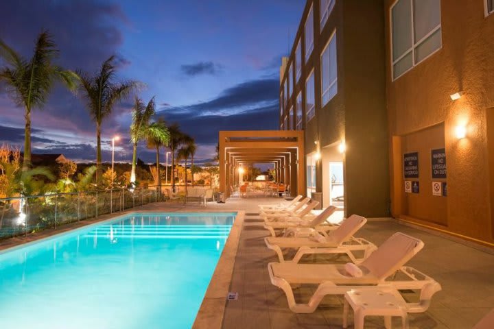 Vista de la piscina al atardecer