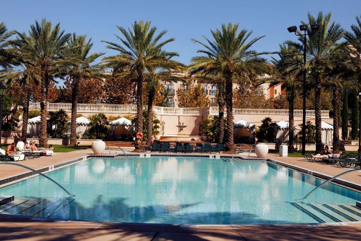 El hotel cuenta con tres piscinas temáticas