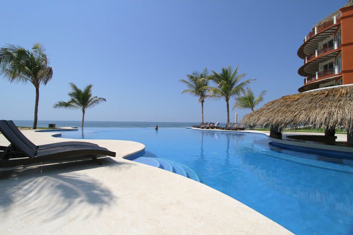 Infinity pool with a pool bar