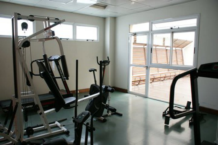 Gimnasio completamente equipado del Americas Towers Hotel