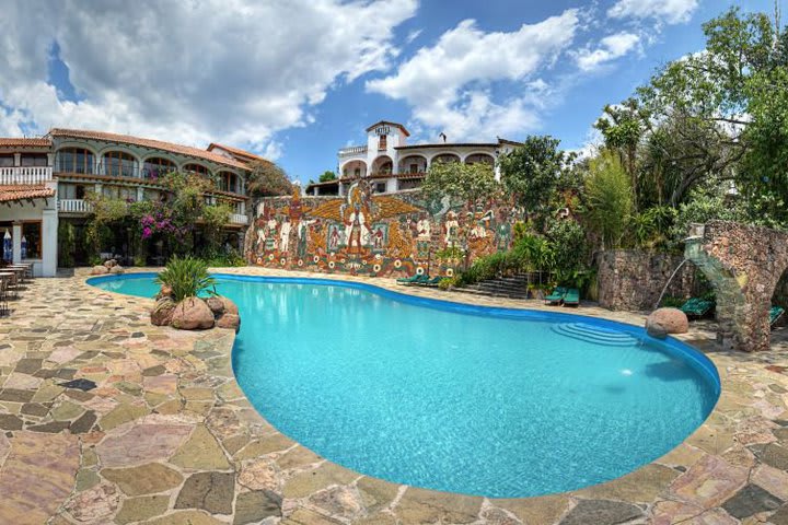 Pool framed by the mural to Cuauhtémoc