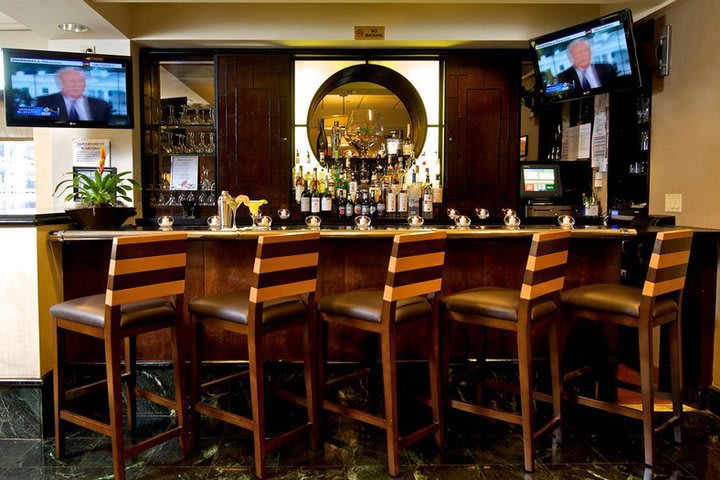 Holiday Inn New York-Soho cuenta con un bar