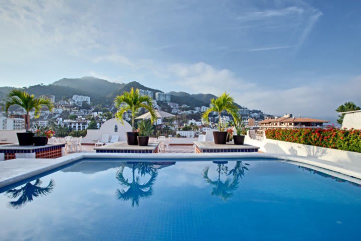 La piscina en la terraza ofrece vista a la ciudad