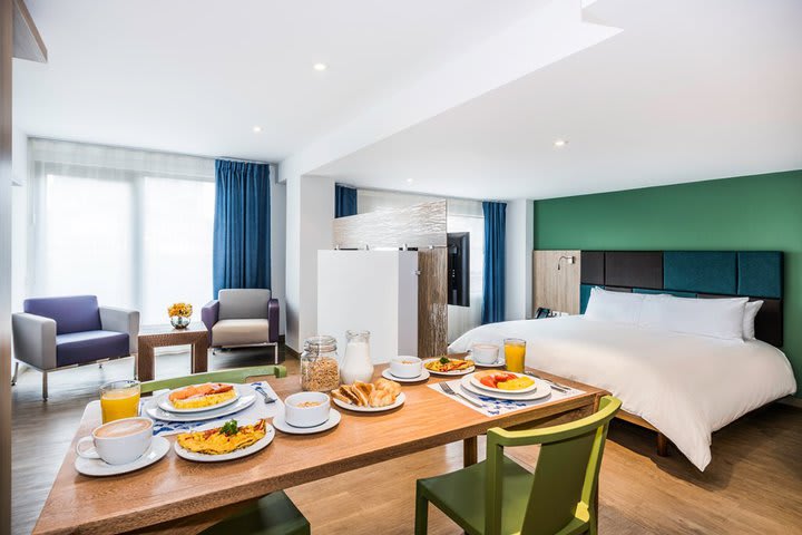 Table and chairs for four guests in a Grand Loft