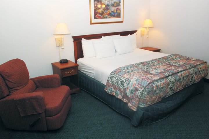 Rooms at La Quinta Inn & Suites Chicago Gurnee offer premium channels