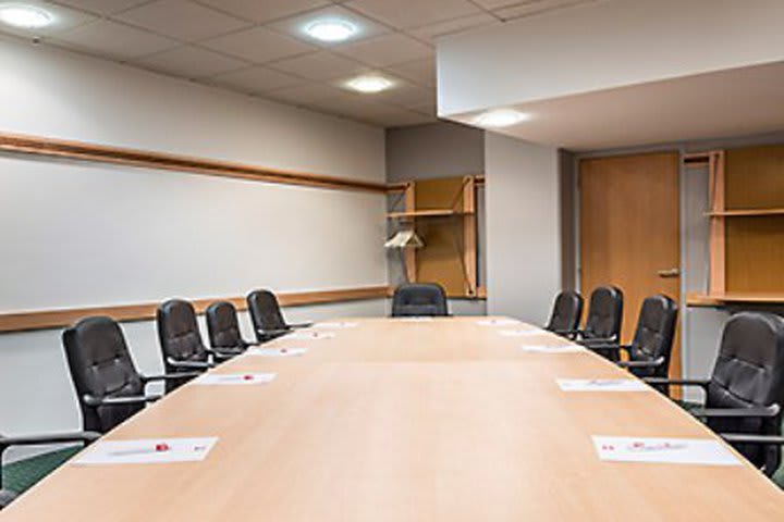 Mesa en una sala de juntas del hotel de negocios Ibis Paris Cambronne