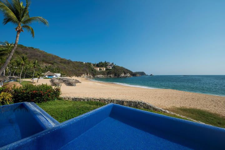 Piscina frente al mar de una habitación de lujo