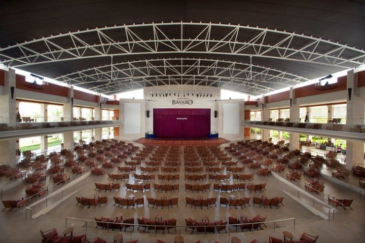 Conference facilities can accommodate up to 2,000 guests